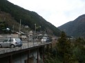 橋の上から通りを見る